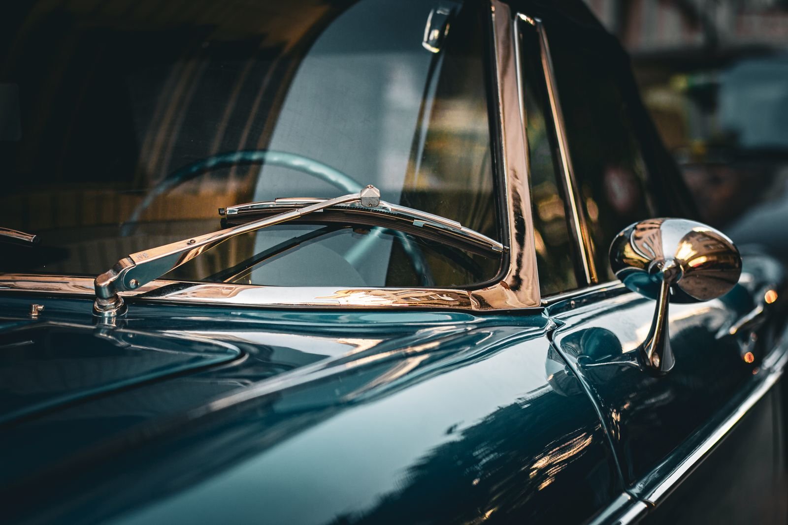 Chrom-Detail und Spiegel eines klassischen Oldtimers