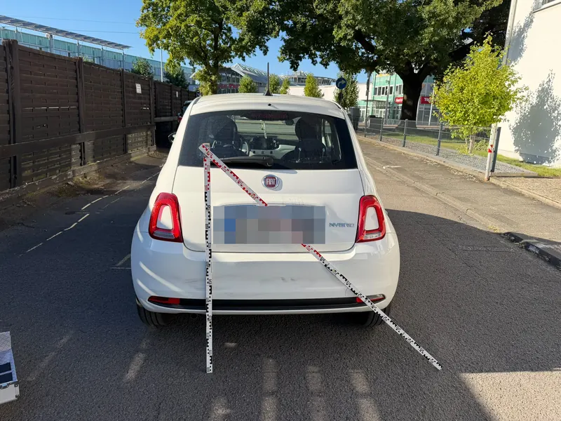 Fiat 500 mit Kratzern am Heck, Kennzeichen unkenntlich gemacht. Das Kfz-Gutachten ergab 2.600 € Schaden.