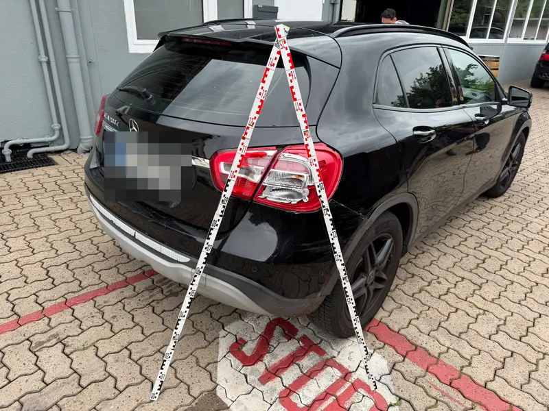 Mercedes GLA mit beschädigter Rückleuchte und Stoßfänger, Kennzeichen unkenntlich gemacht. Das Kfz-Gutachten ergab 8.000 € Schaden.