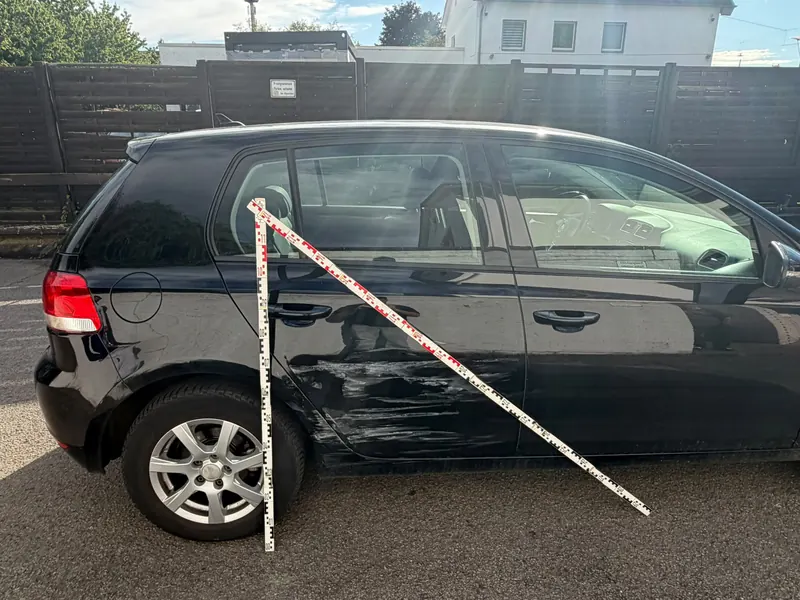 VW Golf mit Schrammen an der hinteren Tür, Kennzeichen unkenntlich gemacht. Das Kfz-Gutachten ergab 3.500 € Schaden.
