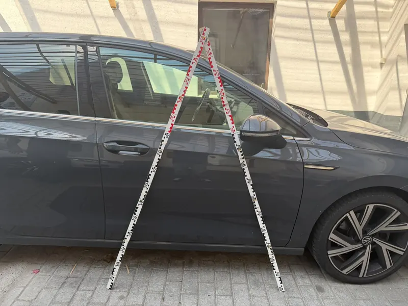 VW Golf mit leichtem Seitenschaden, Kennzeichen unkenntlich gemacht. Das Kfz-Gutachten ergab 2.500 € Schaden.